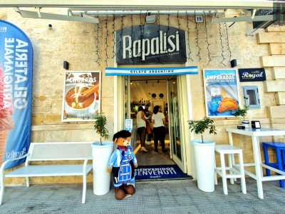 Li si trova sulle sedie e sugli sgabelli, sui manifesti che pubblicizzano i prodotti in vendita, sulla bandiera all�entrata con su scritto �gelato argentino� e sul peluche posto all�ingresso con indosso la maglia dell�Albiceleste e una sciarpa del Napoli: un evidente omaggio a Diego Armando Maradona